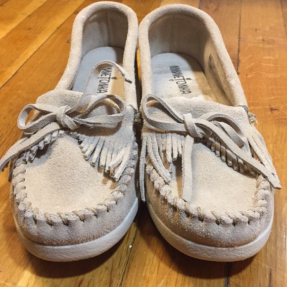NIB Minnetonka Newport Moccasins in Stone, US 9 - Picture 3 of 8
